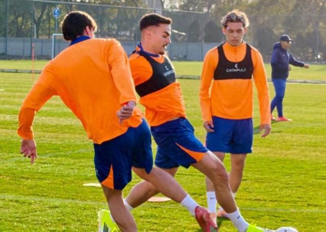 记者:阿尔瓦罗正常参加合练,首轮联赛应该是具备出场条件的