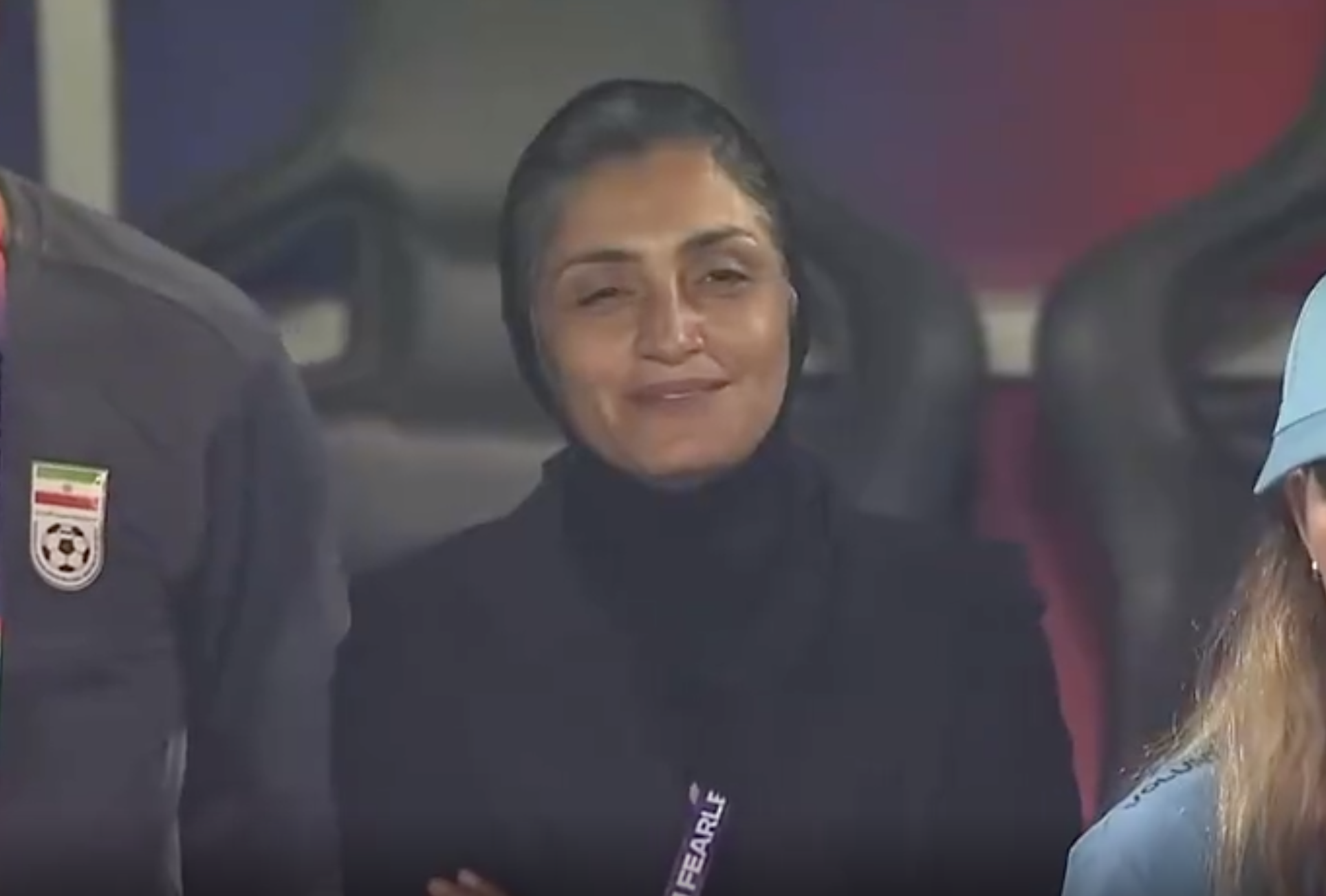 APP下载平台-祖国遭袭！戴头巾的伊朗女足球员集体拒唱国歌 有人微笑有人落泪